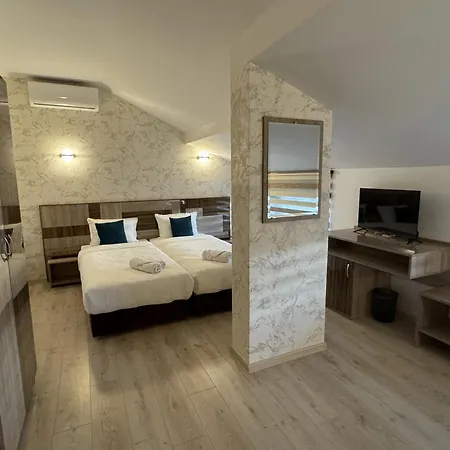 семеен бонжур Hotel